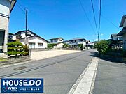 開放感のある前面道路で、子どもたちの笑い声が似合う住環境！日差しが差し込む東向きの為、明るくのびやかな雰囲気が魅力です！