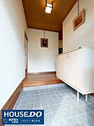 広々とした土間と温かみのある木目が印象的な、落ち着きある玄関。大型のシューズボックス完備で、お子様の靴や外遊び道具もスッキリ収納できます。毎日「ただいま」と帰りたくなる心地よい空間ですね！