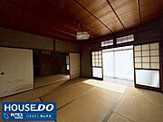 大きな窓とつながる縁側から、温かい光が贅沢に広がるお部屋。心地よい風を感じながら、ご家族でホッと一息つける癒やしの空間です。寝室や客間としても大活躍！