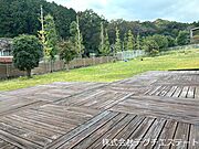 敷地は広く、駐車スペースも10台以上あります