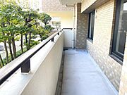 《充分な幅のあるバルコニー。お子様を遊ばせる事も可能ですね。》