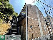 ヨーロピアンテイストなレンガ調のオシャレな外観。2棟現場奥の建物です。