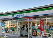 ファミリーマート上尾平塚店 徒歩8分。 640m