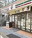 セブンイレブン 徒歩5分。 340m
