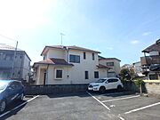 おとなりは駐車場です