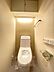 トイレ：トイレにも間接照明・人感センサーを採用　落ち着く空間です