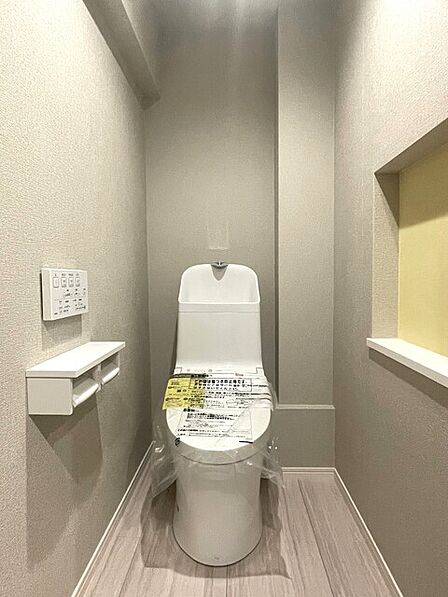 ウォッシュレットトイレ 飾り棚がありお気に入りを飾れます