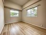 寝室：5.2帖洋室　こちらも2面採光のお部屋です