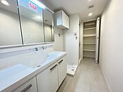 洗面室　可動棚もありリネン類などもすっきり収まります