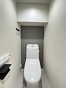 スタイリッシュな一体型ウォシュレットトイレ