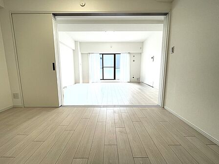 5帖洋室 リビングとスライドドアで繋がります