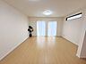 室内：シンプルで開放的なリビング