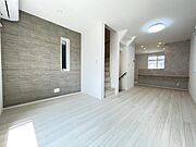 アクセントクロスが素敵な2階リビング　日当たりも良好です