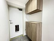 玄関　シューズクローゼット　お気に入りを飾って楽しめます♪