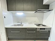 独立型壁付けキッチン　浄水器付　ガラストップコンロはお手入れらくらくです