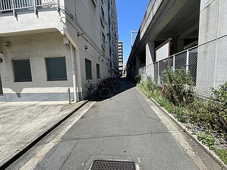 東側前面道路