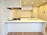 室内：お部屋すっきりペニンシュラ型システムキッチン