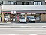 周辺：セブン‐イレブン／小倉足立店(423m)