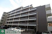 駅前の商店街に面すRCマンション。