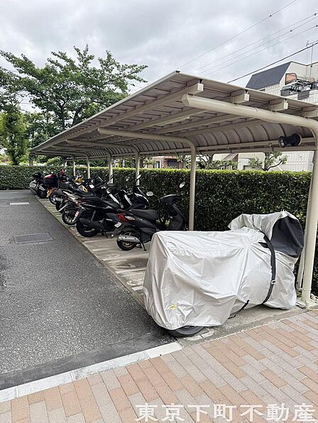 敷地内にバイク置き場ございます。最新の空き状況は担当までお問い合わせください。