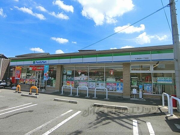 周辺：ファミリーマート　大津稲津一丁目店まで450メートル