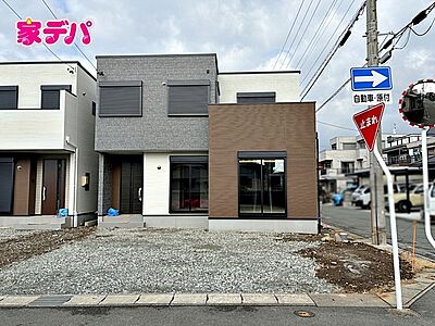 外観：【1号棟】建物完成しました！ ・4LDK ・リビング17.7帖+隣接和室4.8帖 ・全居室WICまたはCL付き ・全居室南向き ・角地 ・WIC完備 ・パントリー付き ・シューズクローク付き 