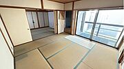 【和室8帖】 来客にも書斎にも、落ち着いた空間の独立和室。収納場所を設けて一つのお部屋としてご使用頂けます。 
