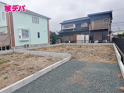 外観：豊川イオンモールや市民病院近く！駅や大通りへの交通アクセス良好の好立地。建築条件なし、お好きなハウスメーカーや工務店で理想の家づくりが可能です。