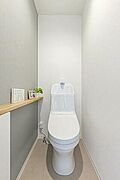 【トイレ】 各フロア1カ所ずつシャワー機能付トイレを設置しており、忙しい朝の混雑も解消！ 