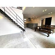 開放感のある吹抜け天井のリビング