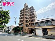 飯田線「豊川」駅まで徒歩約10分、小学校・幼稚園・スーパーなども近く、子育て世帯にも便利な立地です。