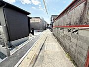 前面道路：西側約3ｍ幅。前面道路は車通り少ないのでお子様も安心して暮らせる環境です 
