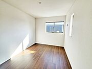 【洋室6.5帖】 2面採光で、晴れの日の日中はいつも明るい室内に。窓を開放すれば気持ちの良い風が入ります。 