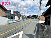 前面約7.9ｍ幅の道路に面しており、通行や駐車の際に余裕がある広さです。運転が苦手な方でもラクラク！