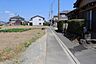 外観：前面道路は見通しが良く、車の移動もスムーズに行えます。（セットバック前）  
