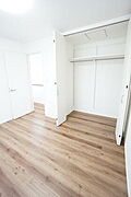 【洋室5.3帖】 お子様にとっての初めての「自分の部屋」。学習机やベッドの配置もラクラクです。 