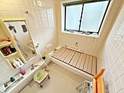 【浴室】ゆったりと入れる1坪タイプのお風呂が魅力！便利な追い炊き機能付きです！ 