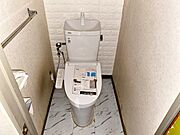 【トイレ】 トイレには手すりがあって安心です 
