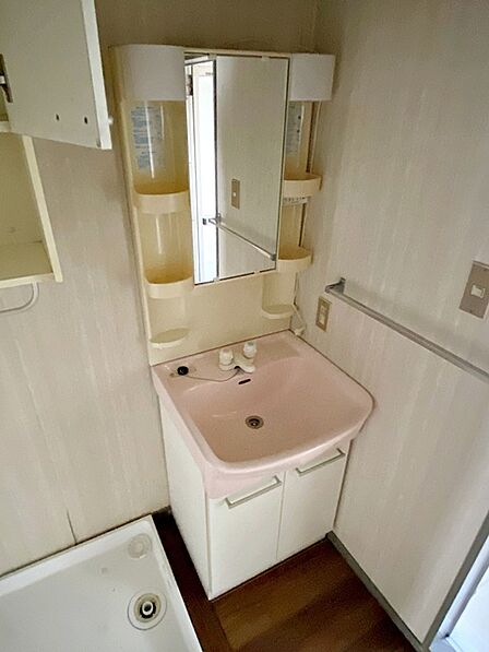 【洗面台】 収納力と機能性に優れた洗面台で、朝の忙しい時間でも身支度準備がスムーズにできます。