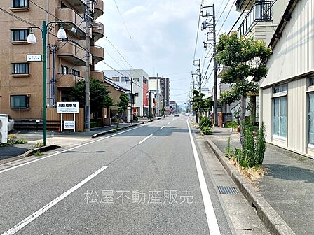 前面道路は広く、車のすれ違いもラクラク!
