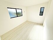 【洋室6帖】 お子様にとっての初めての「自分の部屋」。学習机やベッドの配置もラクラクです。  