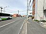 外観：前面道路：西側約20ｍ幅 