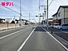外観：前面道路は公道で、車のすれ違いもらくらく広々の幅があります 