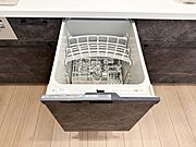 【食器洗浄乾燥機】 ゆっくりお料理やおしゃべりを楽しんでいる間も、食洗機が働いてくれます。 