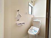 【トイレ】 2ヶ所にシャワー機能付トイレを設置しており、忙しい朝の混雑も解消！ 