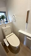 【トイレ】 各フロア1カ所ずつシャワー機能付トイレを設置しており、忙しい朝の混雑も解消！ 