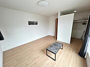 【洋室9帖】 大きなベッドを置いてもゆったり過ごせるプライベート空間です。 