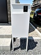 不在時でも荷物が受け取れる『宅配ボックス』付きのインターホン・ポスト。対面なしで受け取れるので、防犯対策にもなります。 