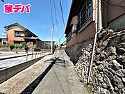前面は車通りの少ない道路。
