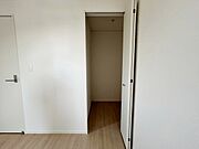 【ウォークインクローゼット】 大きな荷物も収納可能なウォークインクローゼット付き  